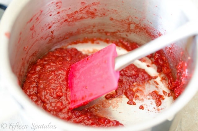 Jammy purée de fraises pour un rollup de fruits maison