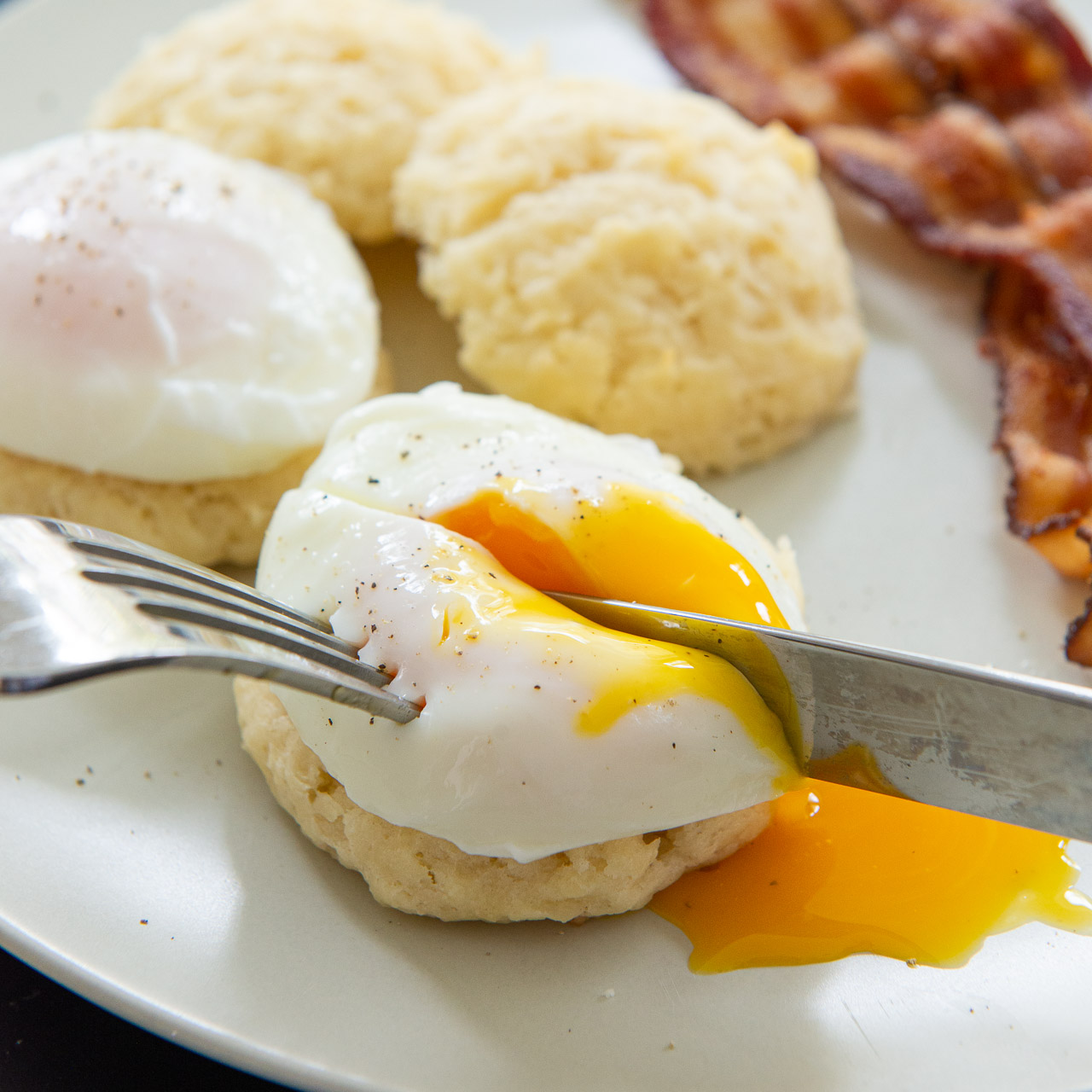 How to Make Poached Eggs (The Best Way) - Fifteen Spatulas
