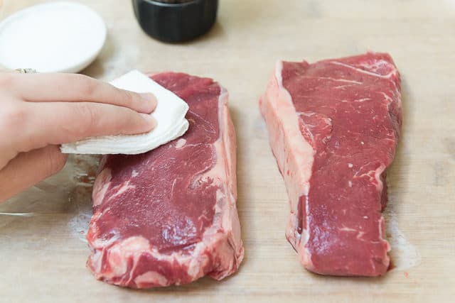 Drying steak with paper towel 