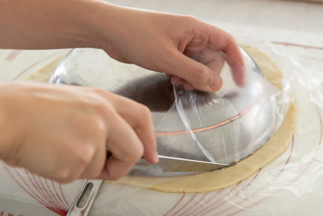 Cutting the Pie Crust Circle Using a Paring Knife