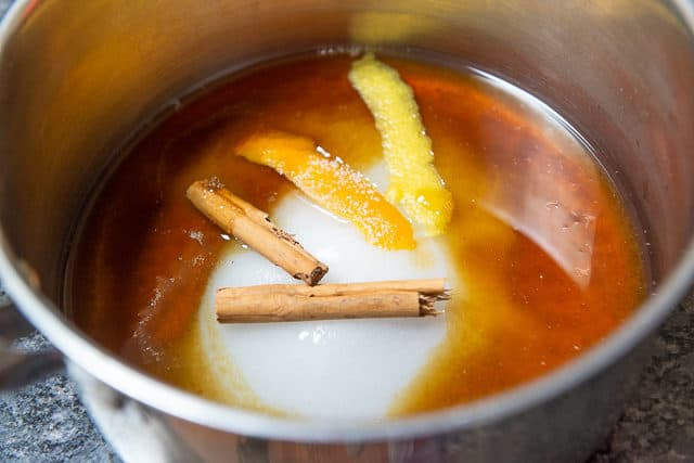 Baklava siroop - in steelpan met sinaasappelschil, citroenschil en kaneel