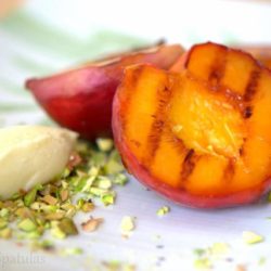 Grilled Peaches with mascarpone and pistachios