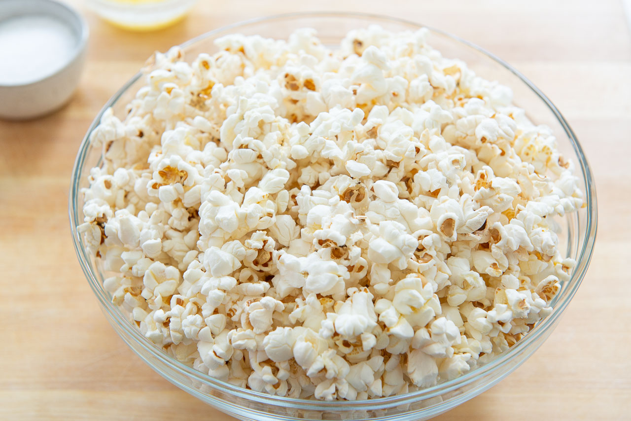 How to Make Popcorn on the Stovetop - Fifteen Spatulas