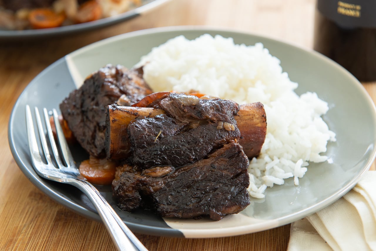 Slow Cooker Short Ribs (Easy Crock Pot Recipe) - Fifteen Spatulas