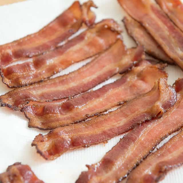 https://www.fifteenspatulas.com/wp-content/uploads/2018/06/How-to-cook-bacon-in-the-oven-fifteen-spatulas.jpg