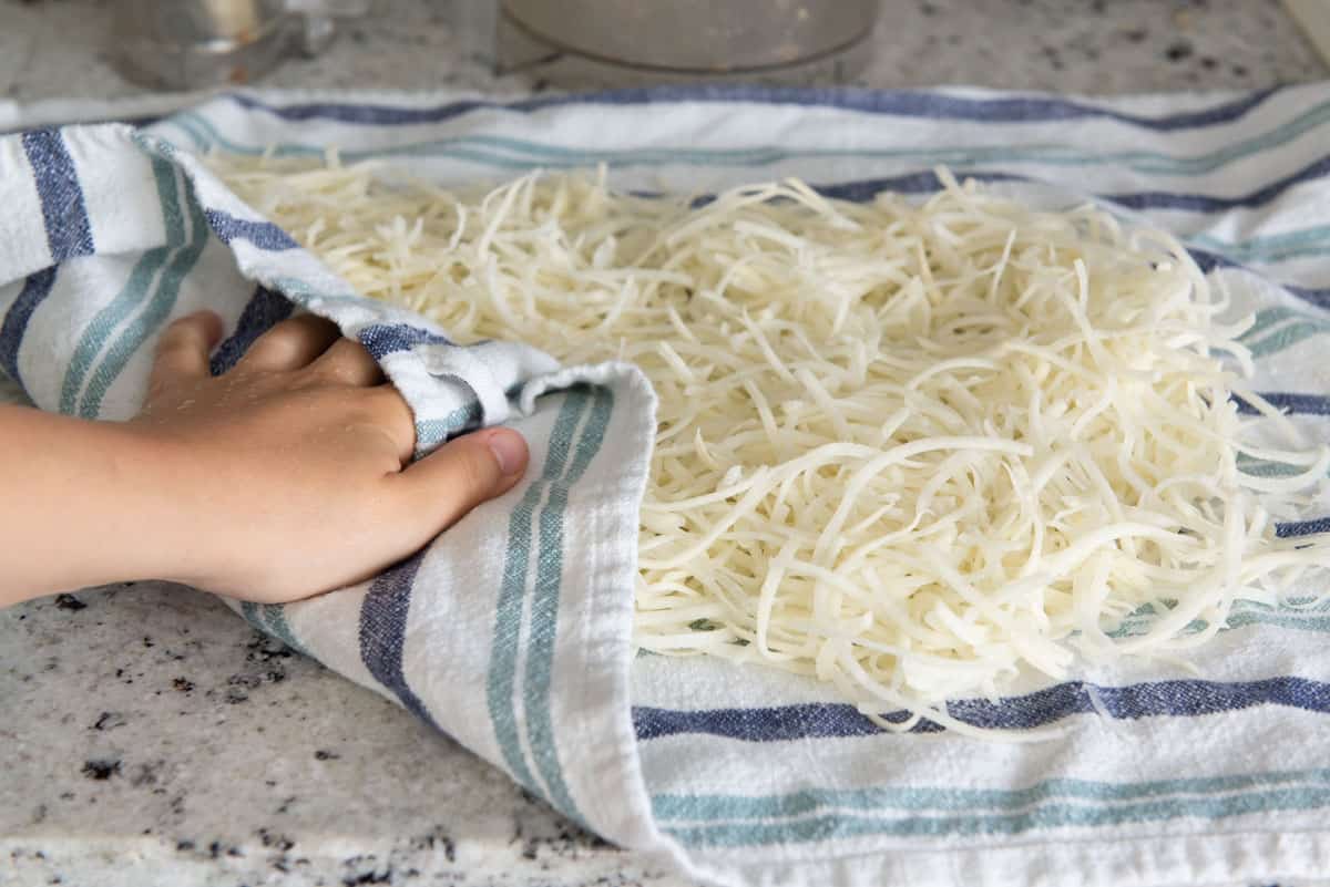 https://www.fifteenspatulas.com/wp-content/uploads/2021/08/Drying-Hash-Browns-For-Crispy-Texture.jpg