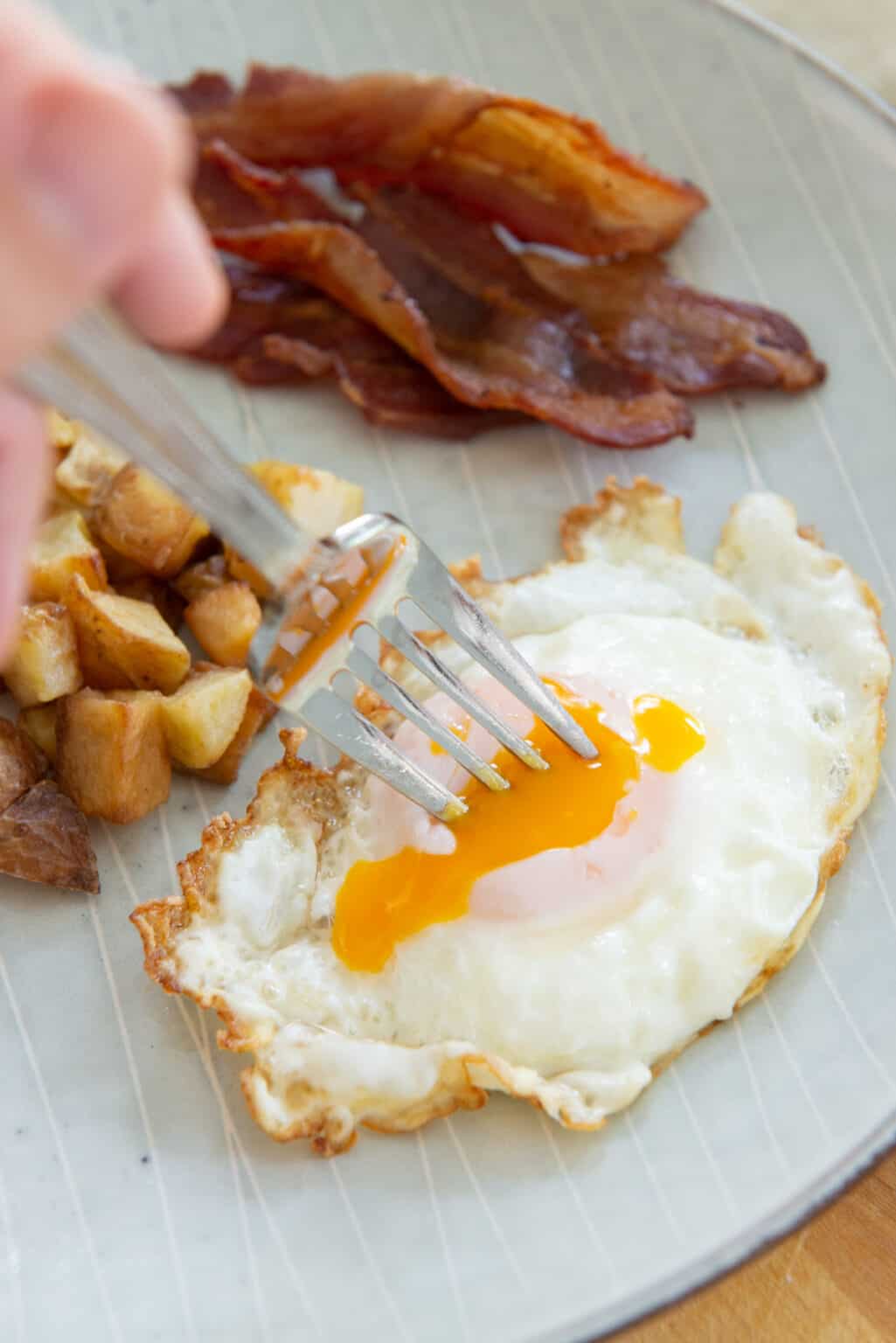 Basted Eggs (Perfect Runny Yolk + Crispy Edge) Fifteen Spatulas