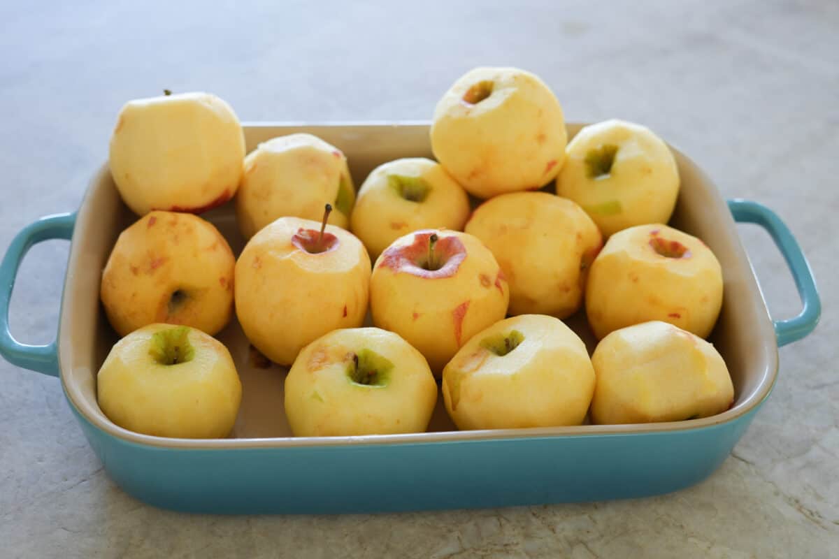 peeled apples that fill a baking dish