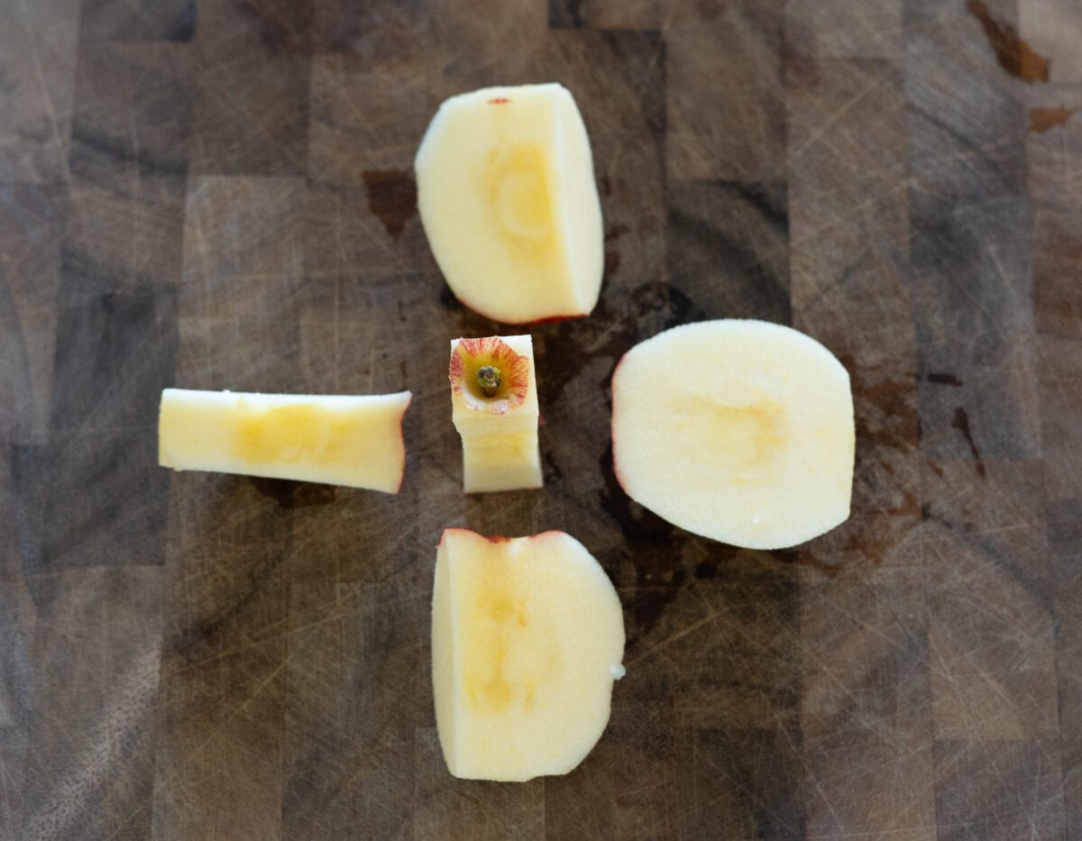 A apple cut into 4 slices